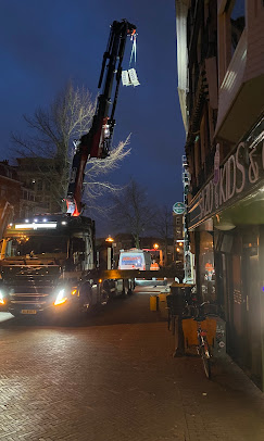 Kraanwerk in stedelijke omgeving 's avonds